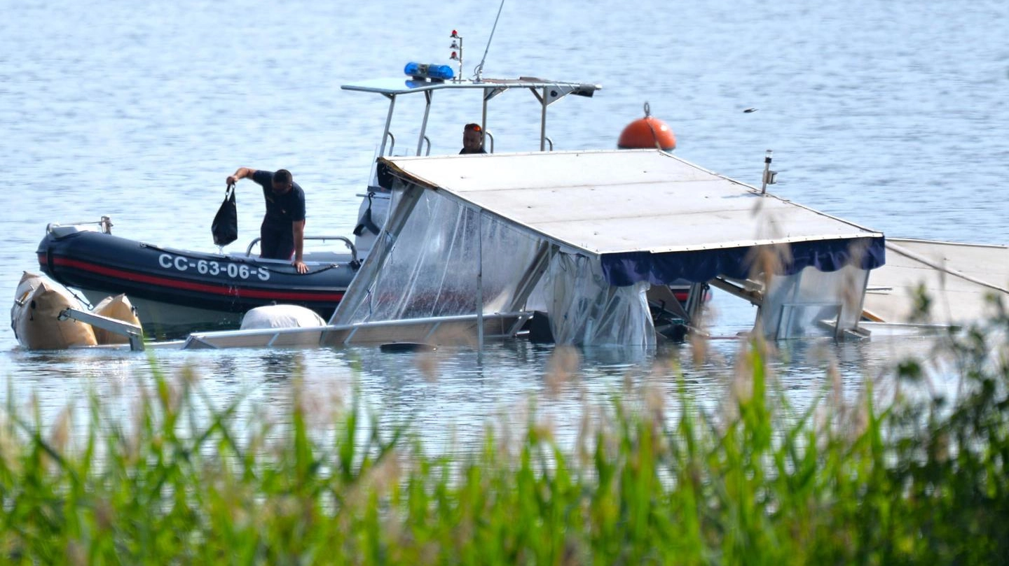 Le operazioni di recupero del "Good...uria" affondata nel Lago Maggiore