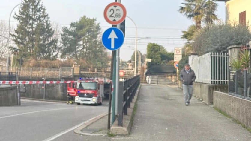 I vigili del fuoco in azione in via Marconi per "disincagliare" il mezzo rimasto incastrato nel sottopasso