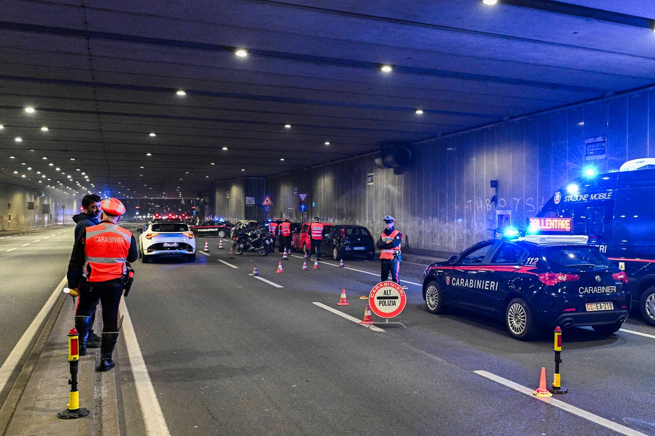 I militari dell'Arma in azione nel tunnel di viale Don Sturzo