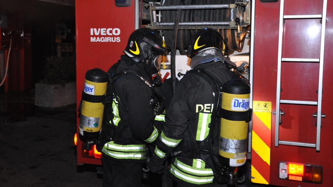 Sannazzaro de’ Burgondi, incendio nella cava: ignoti danno alle fiamme un escavatore