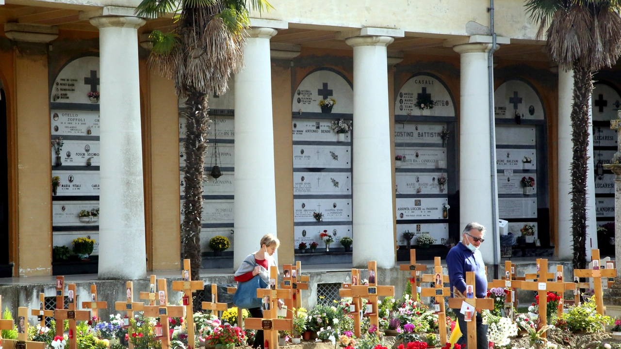 I vandali non si fermano nemmeno davanti a un luogo sacro come il cimitero