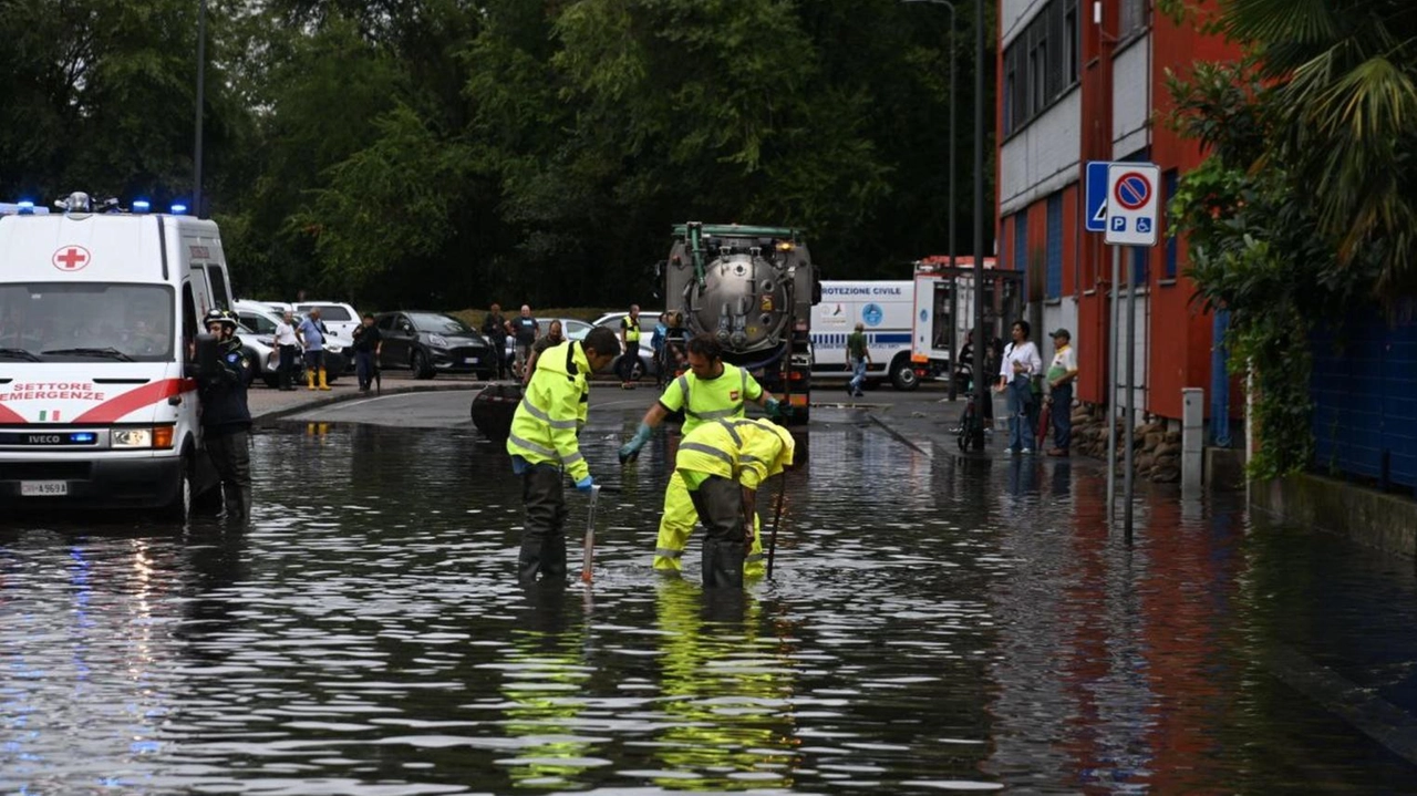 Tecnici MM al lavoro per liberare un tombino nel quartiere Ponte Lambro durante l’ondata di maltempo del 5 settembre scorso