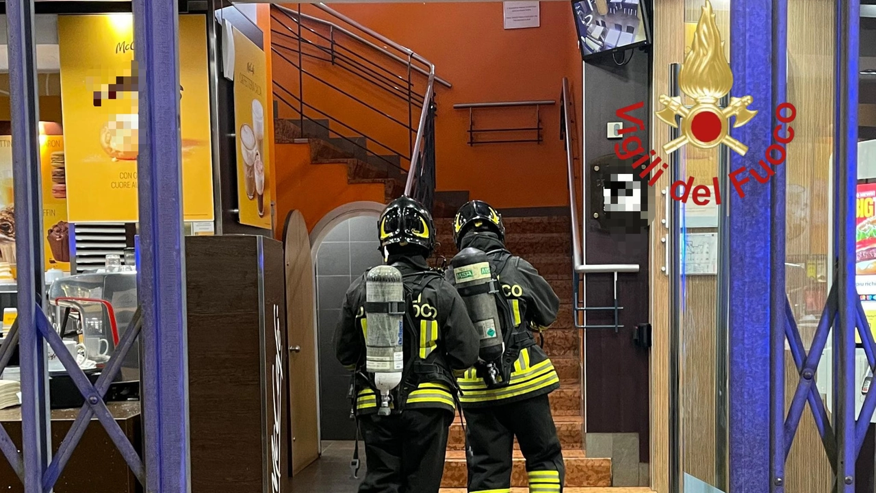 I vigili del fuoco all'interno del McDonald’s