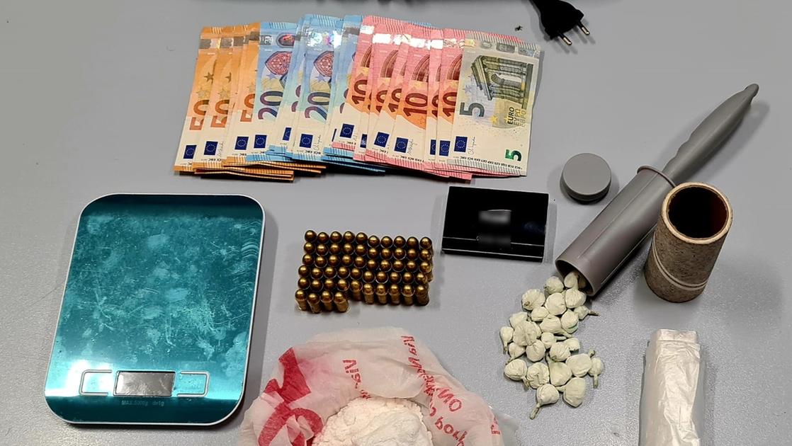 Nasconde cocaina in una spazzola adesiva e in un box trovata altra droga: arrestato 24enne