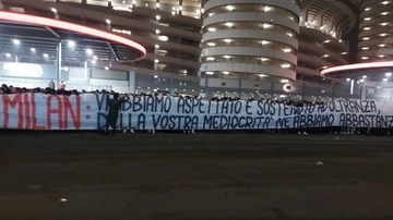 Milan, la Curva Sud contesta la società a San Siro: “Noi non siamo americani”. Alla cena di gala un nuovo striscione: “Giocatori senza dignità”