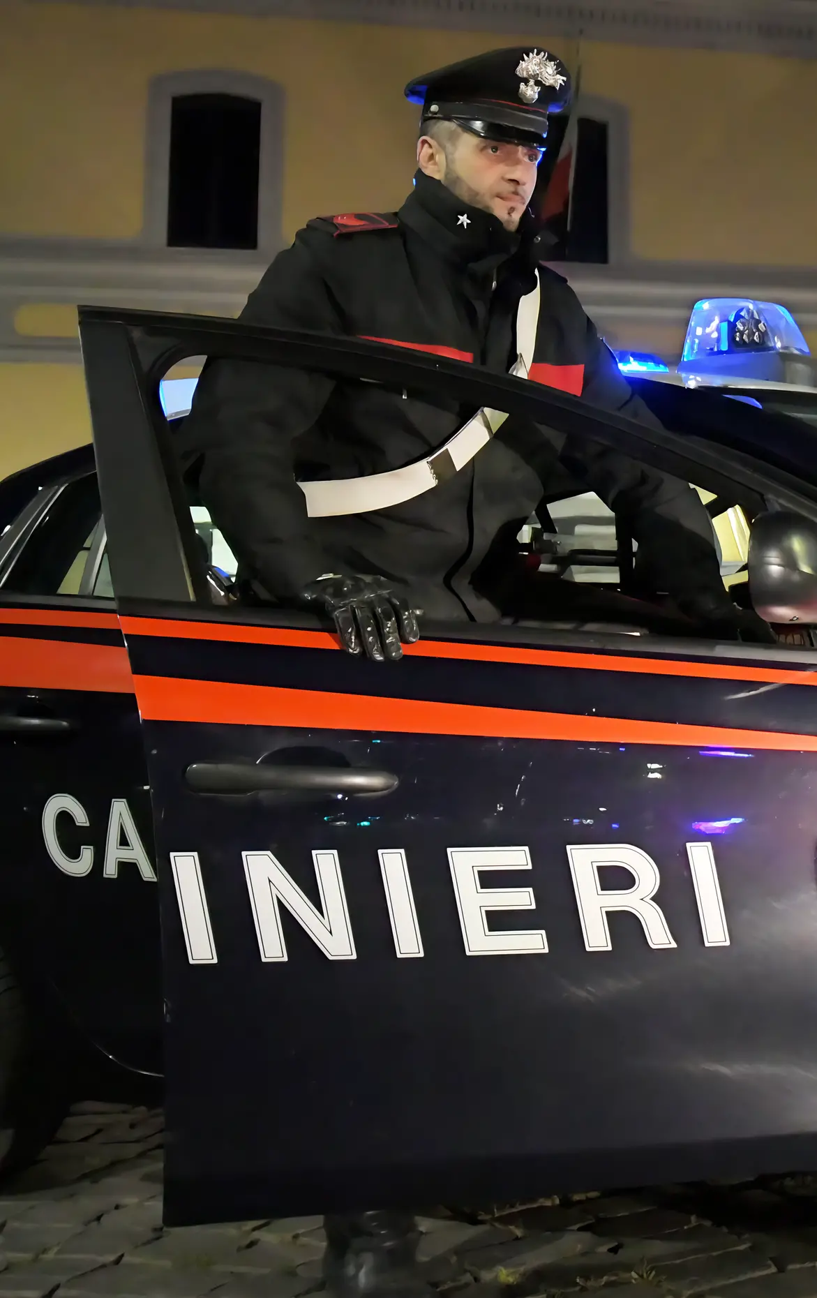 Emergenza droga e stalking. Aggredisce i carabinieri spacciatore ai domiciliari