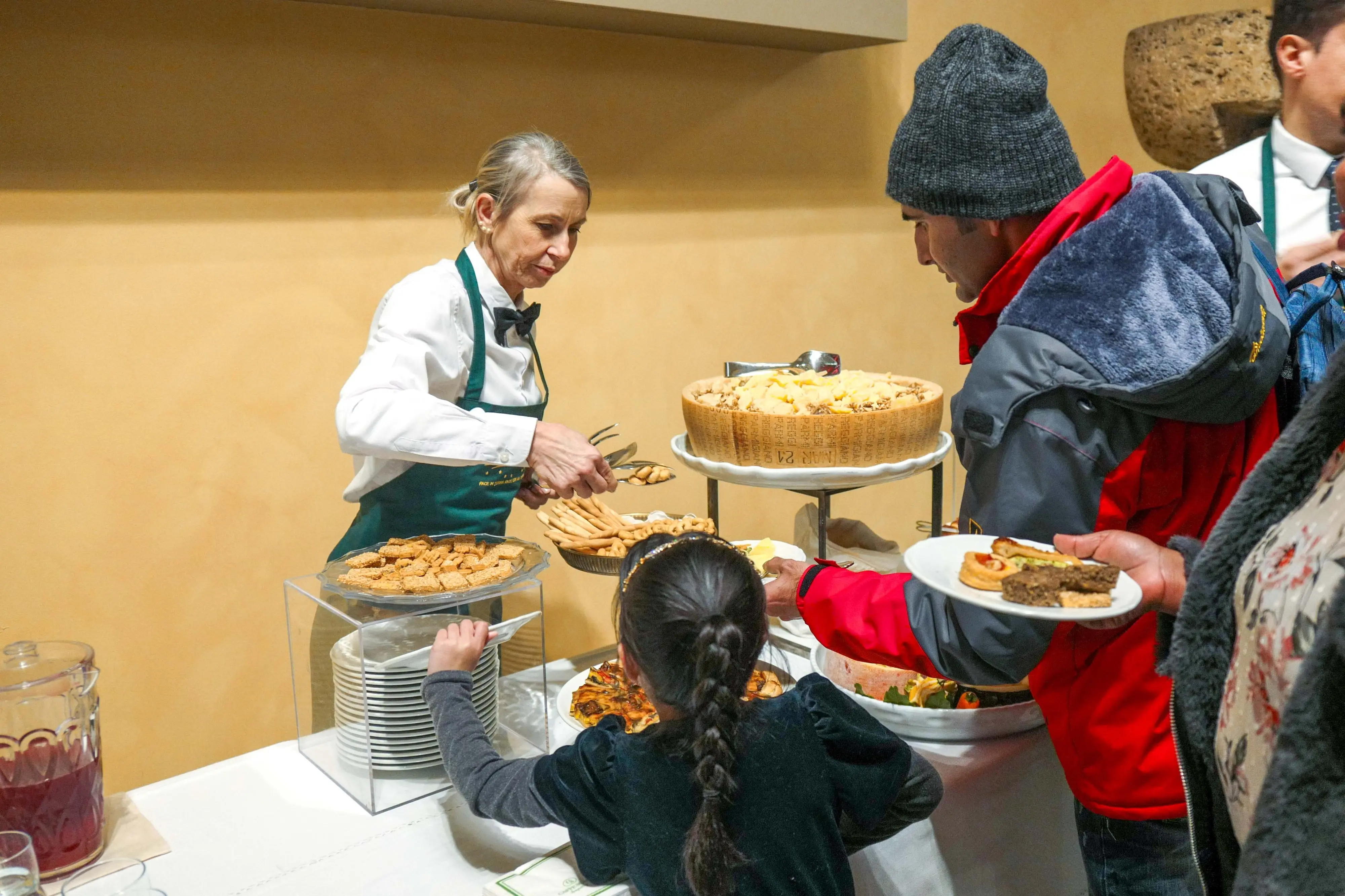 A Milano i minori poveri sono un’emergenza: rinasce il fondo per aiutarli con 500mila euro a disposizione