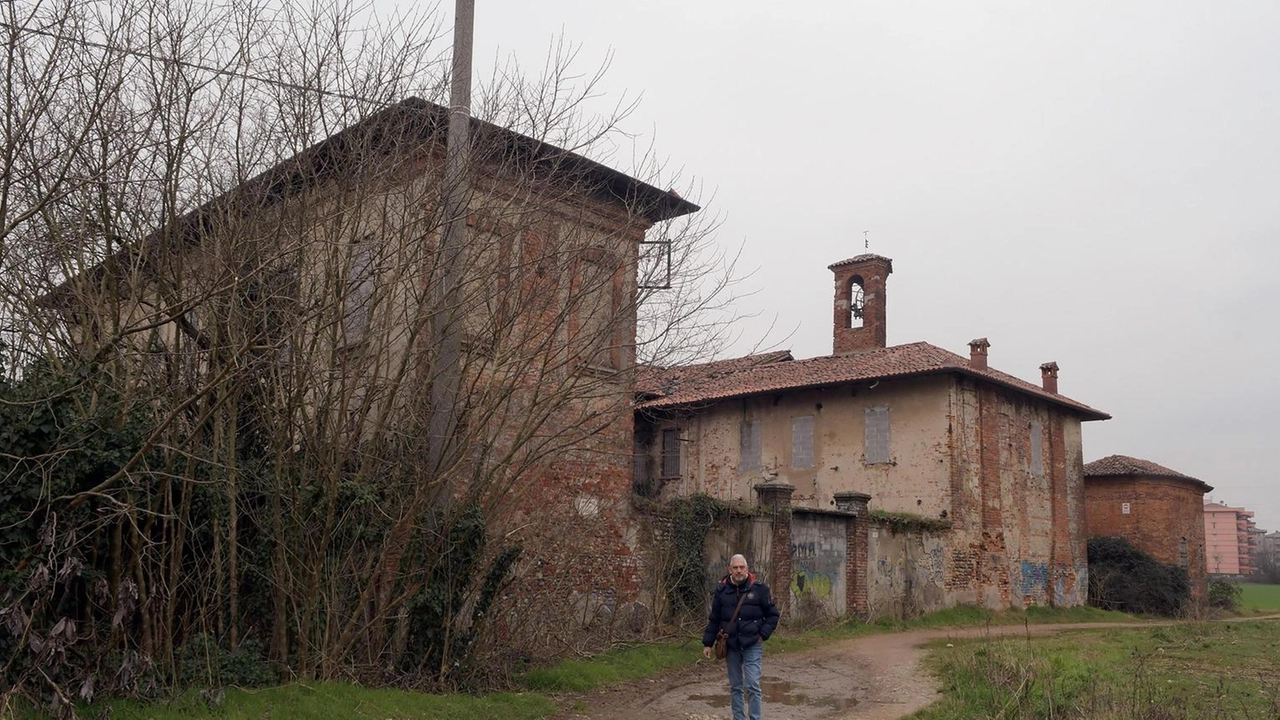 Il primo nucleo del complesso rurale affacciato sul Naviglio risale al ’500. Rimane per ora sulla carta il progetto di restauro approvato tre anni fa .