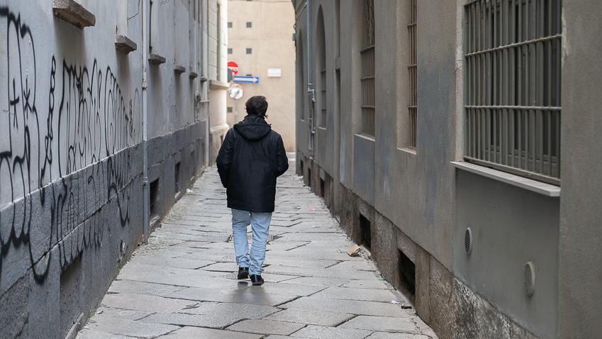 Milano, la stretta via Bagnera: “Fu la strada del mostro, adesso rifiuti e graffiti”