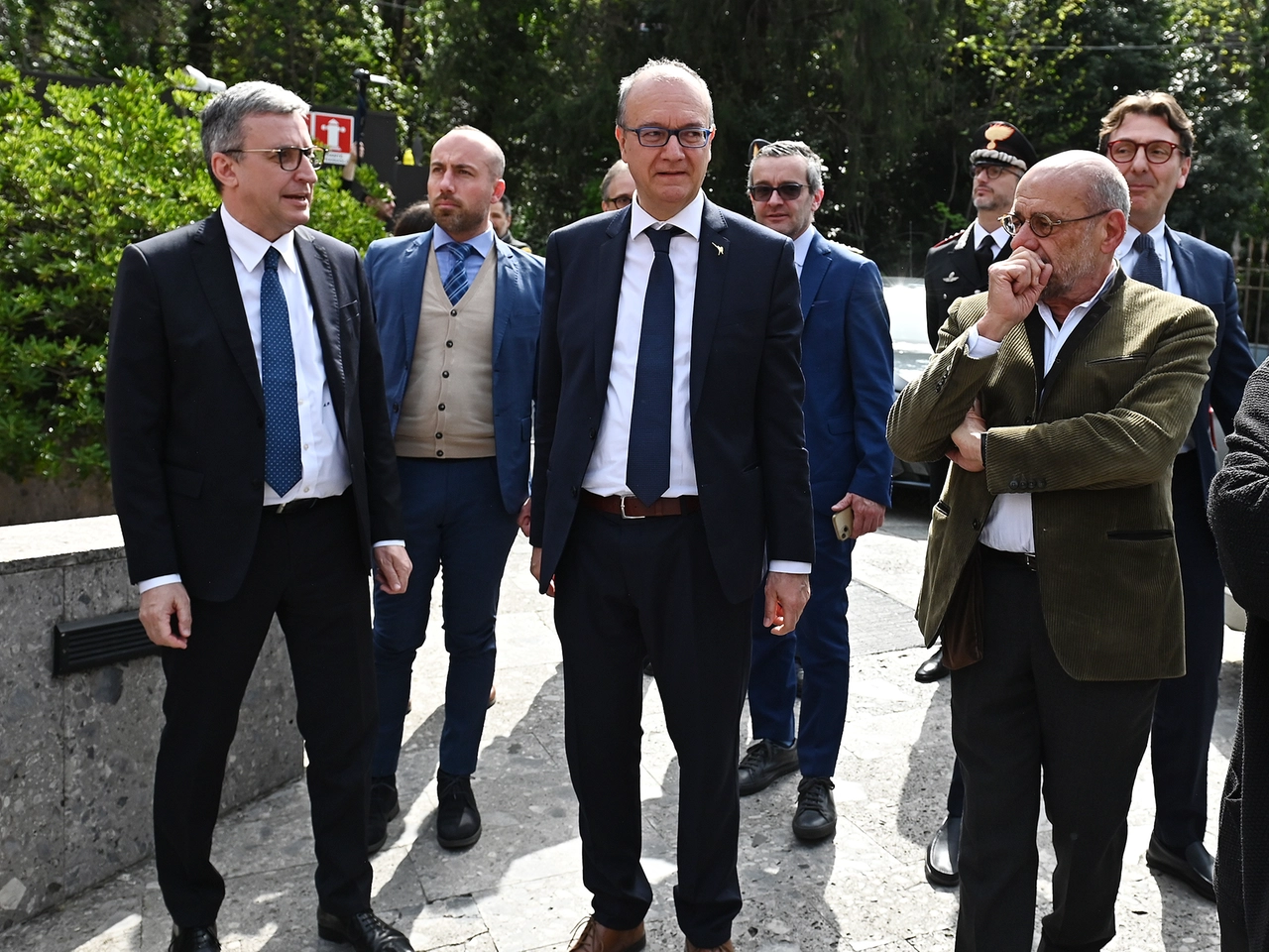 Il ministro Giuseppe Valditara, al centro, in una delle sue tappe del "tour" lombardo (Cusa)