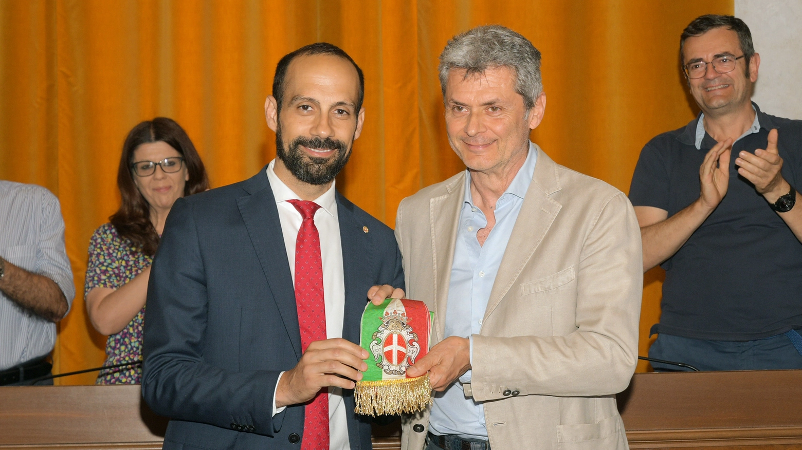 Il passaggio di consegne tra Fabrizio Fracassi (a destra) e il nuovo sindaco di Pavia, Michele Lissia