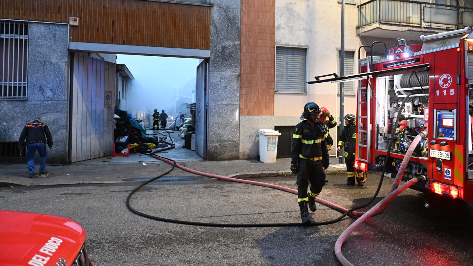 Vigili del fuoco al lavoro per spegnere le fiamme nel capannone industriale in via Cesalpino, in zona Palmanova