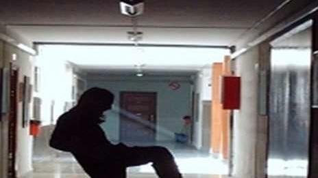 Pestato con tirapugni e catene. Quindicenne in ospedale: caccia a una banda di ragazzini