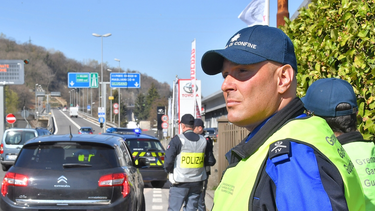 Agenti di polizia italiani e colleghi della polizia cantonale in servizio a Ponte Chiasso Nonostante lo spostamento ridotto richiesto si tratta per le divise comunque di missioni fuori dai confini