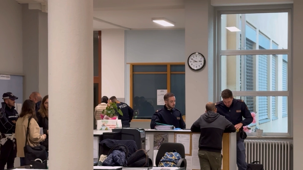 I rilievi della polizia alla scuola Ligari