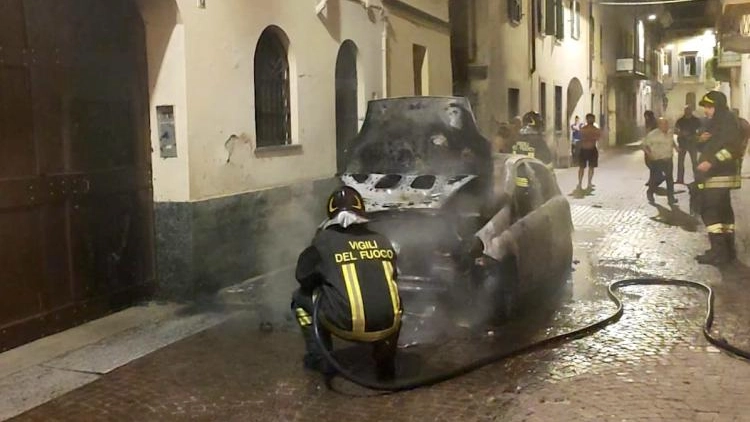 L'intervento dei vigili del fuoco in via Persani