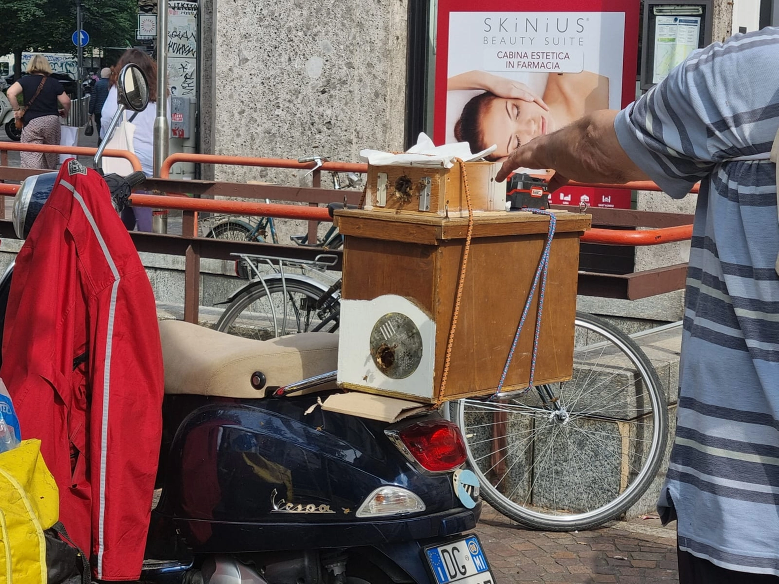 L'arnia mobile di Aldolfo Pedrazzini per liberare dalle api piazza Lima (Foto Fasani)