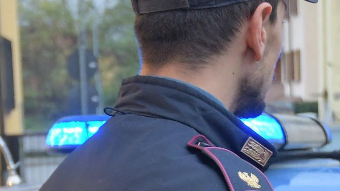 Barricata con un coltello. Gli agenti la salvano