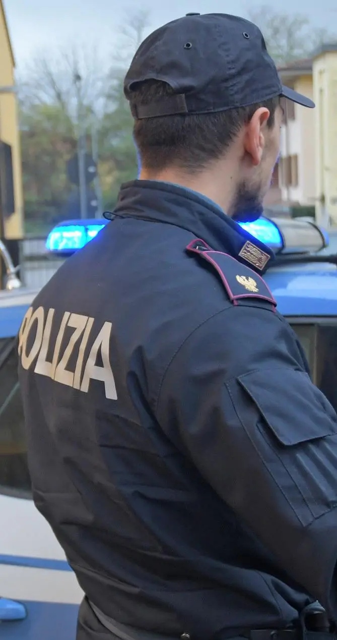 Barricata con un coltello. Gli agenti la salvano