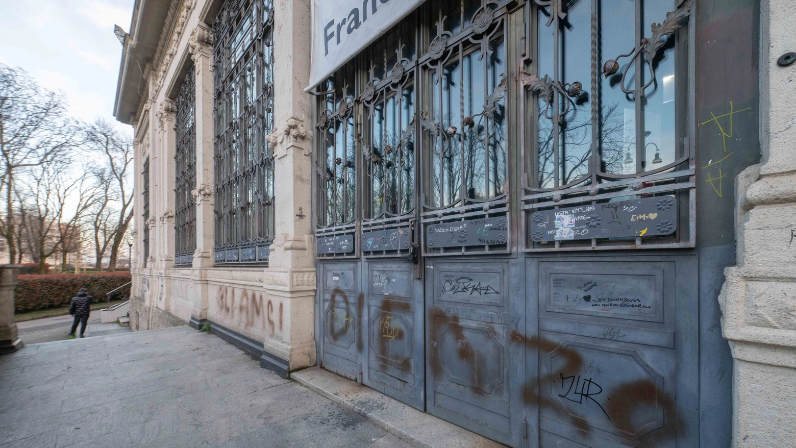 Uno dei graffiti che deturpano la facciata della Palazzina Liberty (Foto Andrea Fasani)