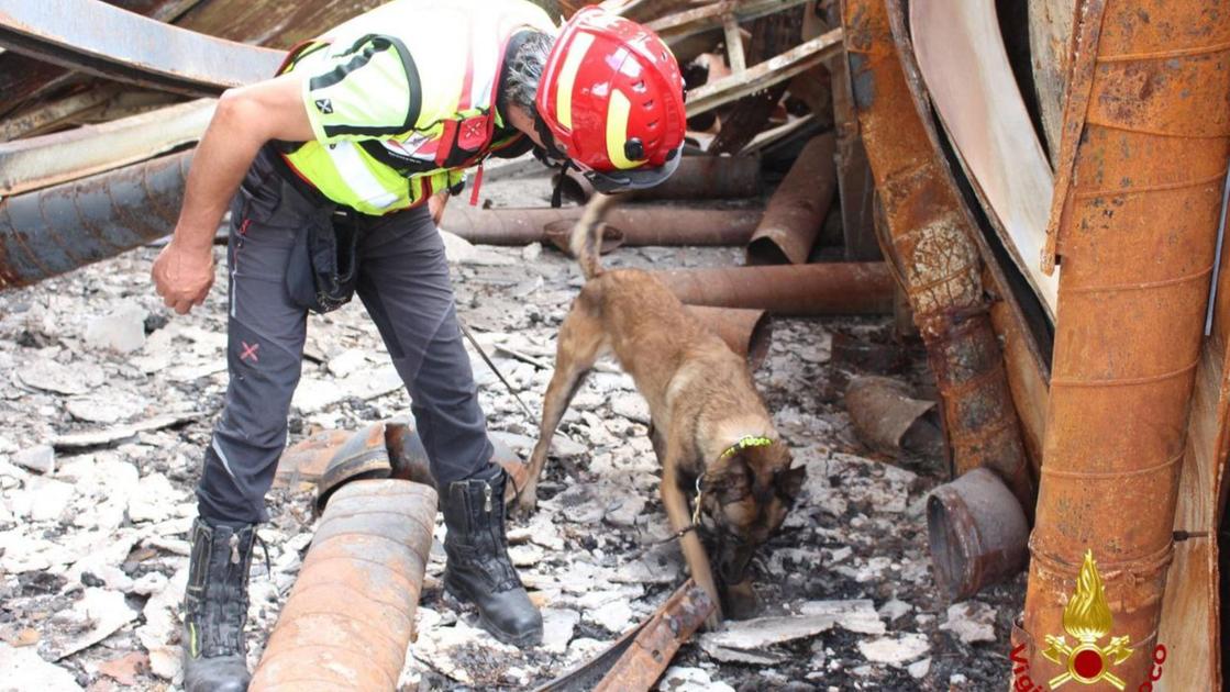 L’incendio nello showroom di via Cantoni, l’incendiario ha appiccato il fuoco dal lucernario