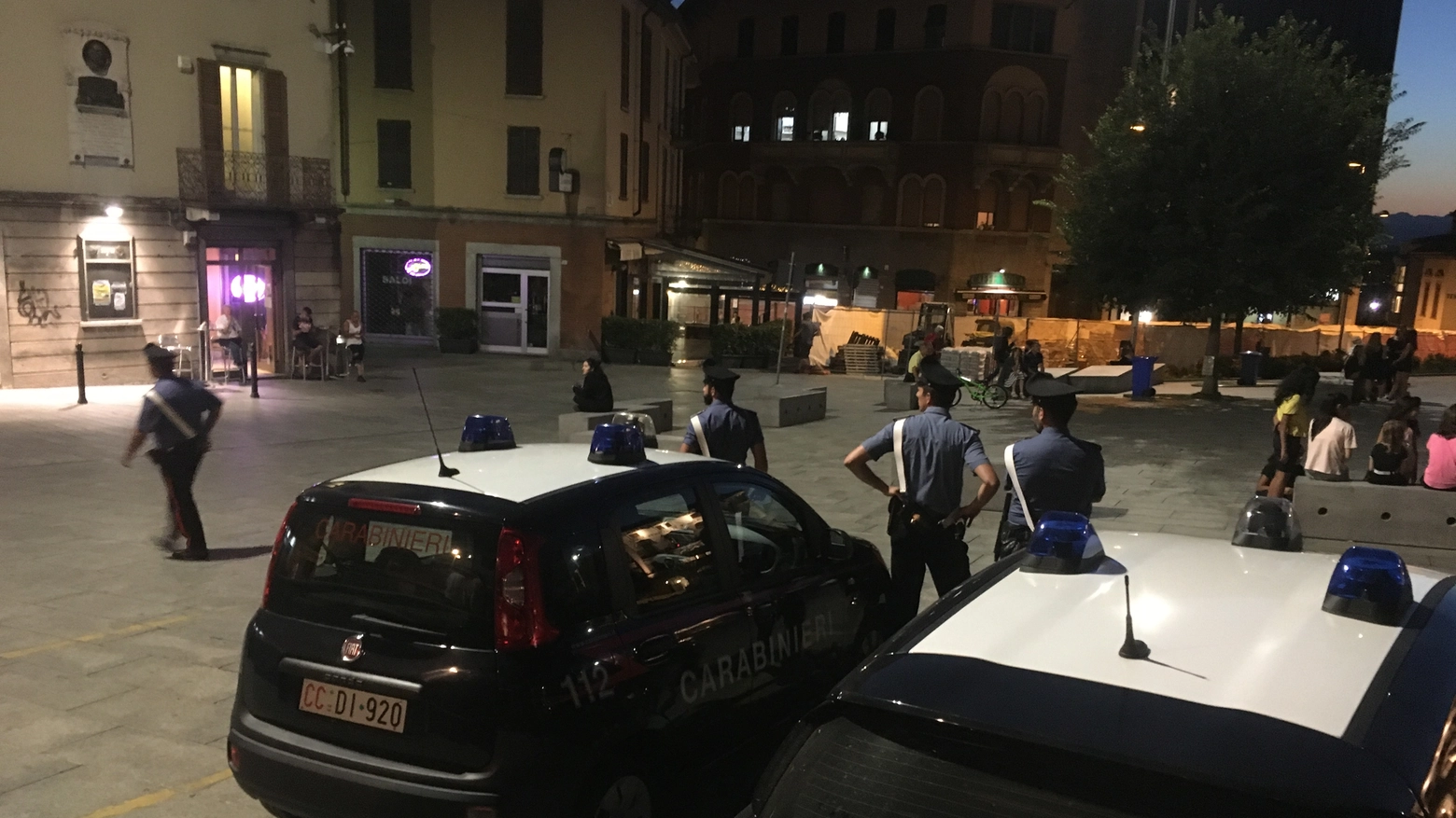 Carabinieri in piazza Garibaldi a Cantù