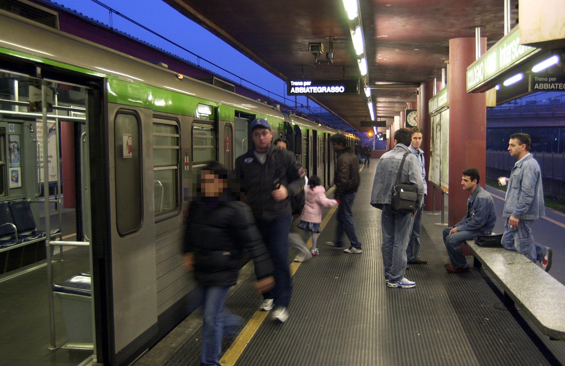 Bloccarono la metro e svuotarono l’estintore sui passeggeri: prese quattro borseggiatrici seriali