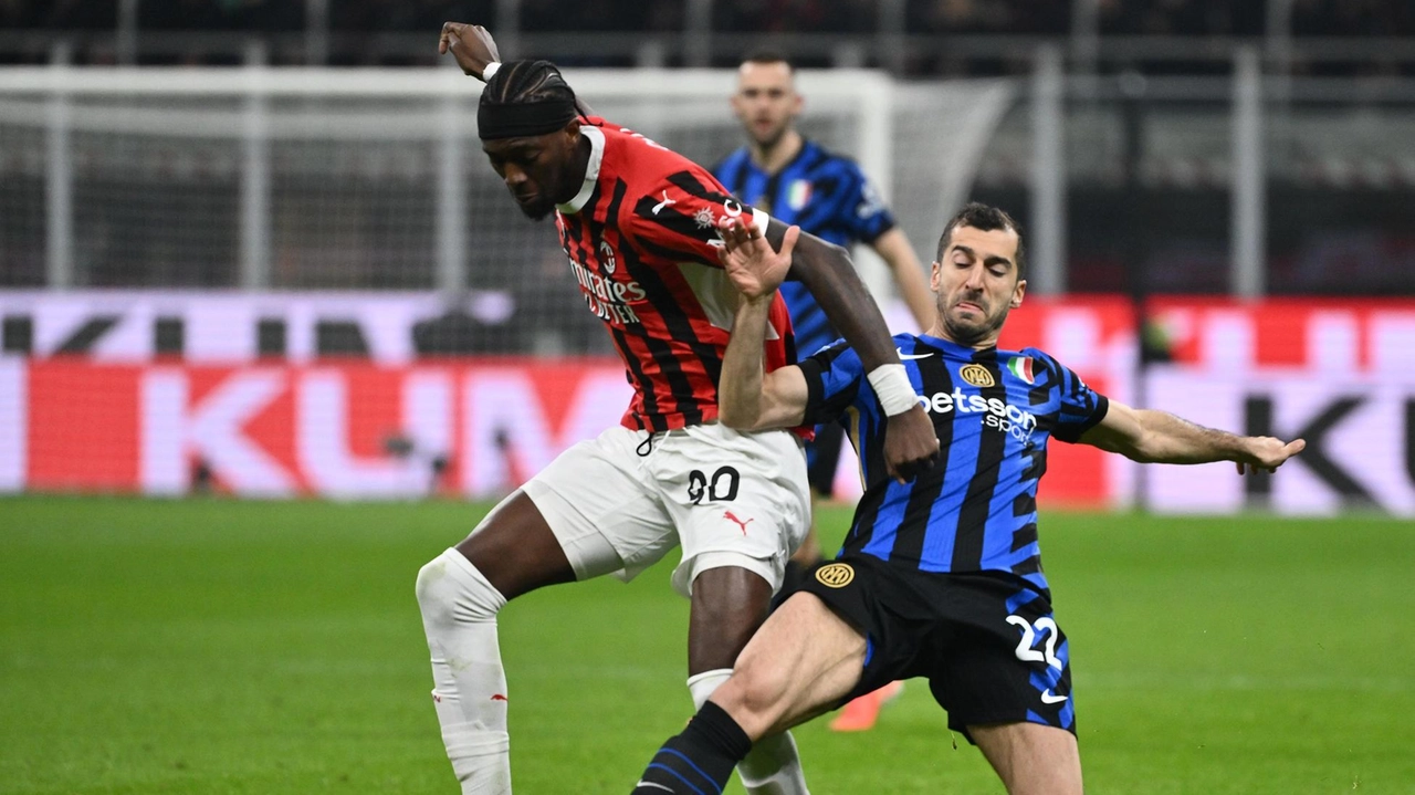 Tammy Abraham e Henrikh Mkhitaryan a contrasto nel corso dell’ultimo derby