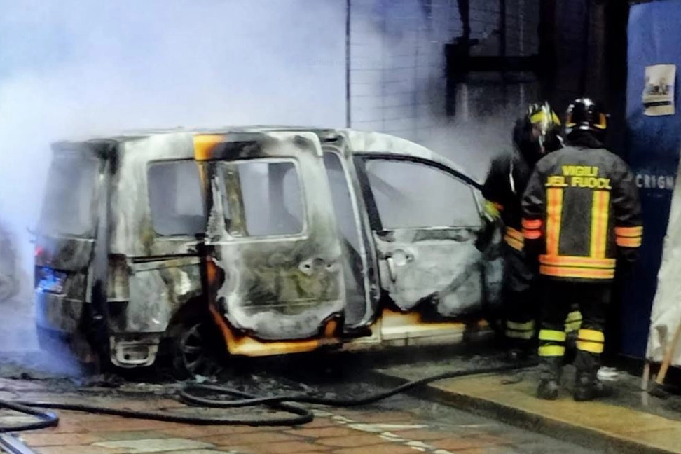 Il taxi di Matteo completamente distrutto dalle fiamme in via Santa Margherita