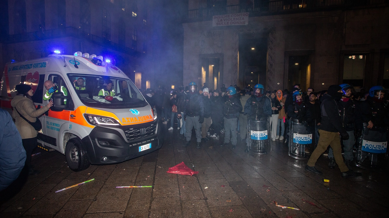 Festeggiamenti di capodanno in piazza Duomo Milano, 1 gennaio 2024 (Ansa/Davide Canella)