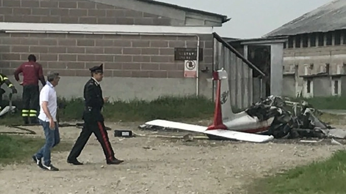 La carcassa dell'aereo nel campo volo di Dovera