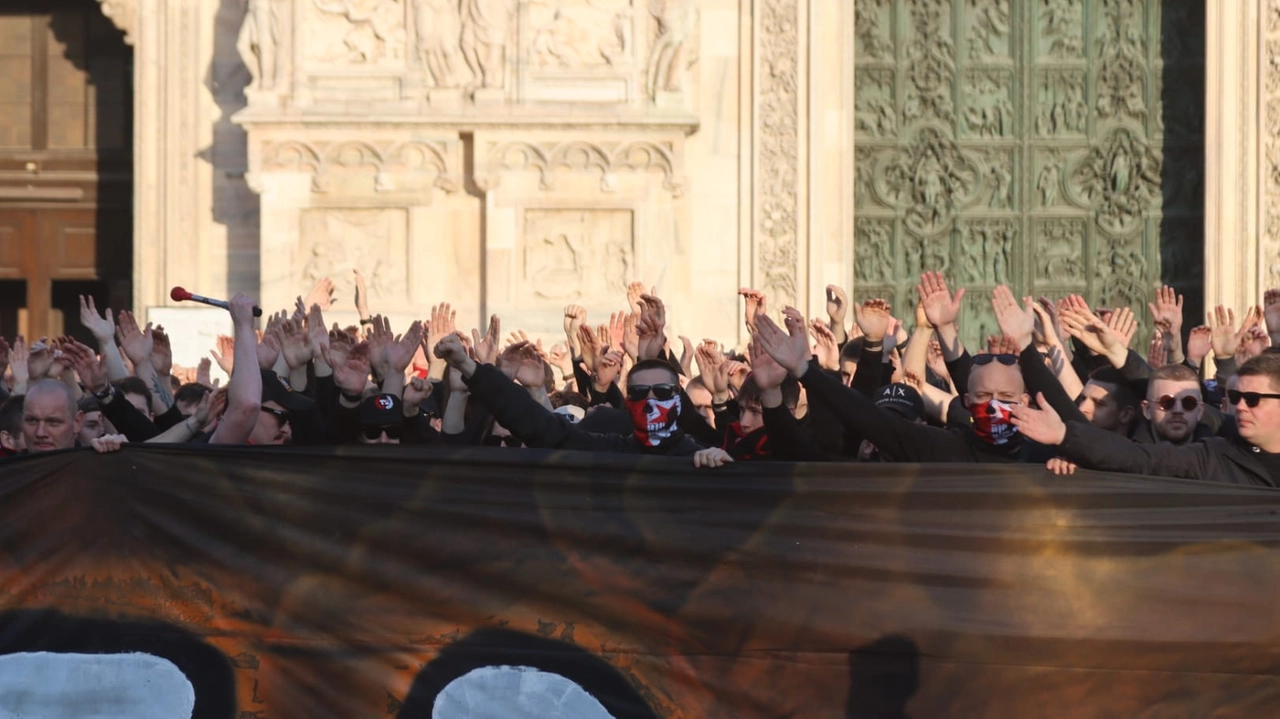 Gli ultras dello Slavia Praga in piazza Duomo (Foto Salmoirago)