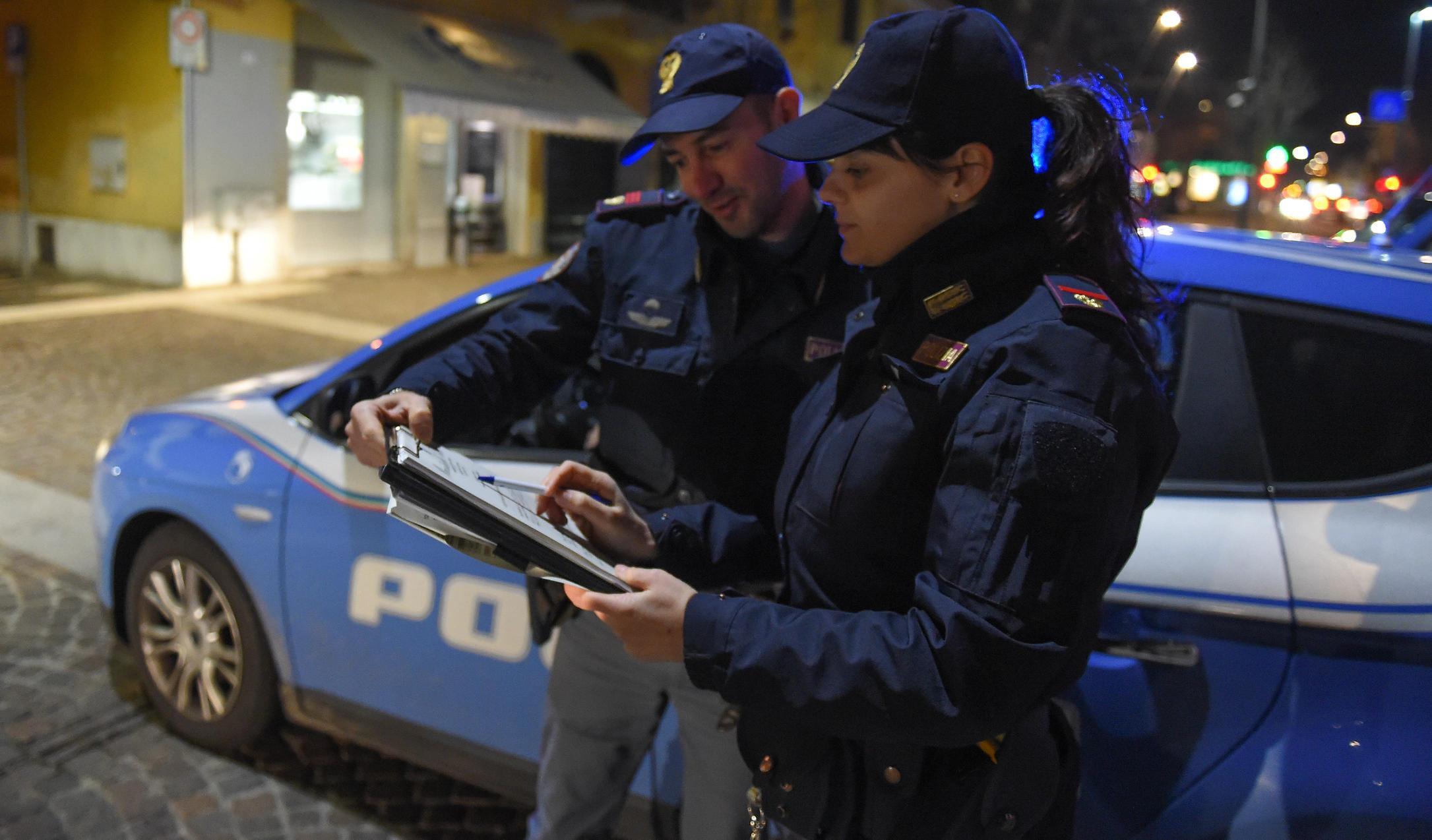 Calci e pugni per rapinare un ragazzo e bar danneggiato: due giovani in manette. Uno sui social sparava con una scacciacani