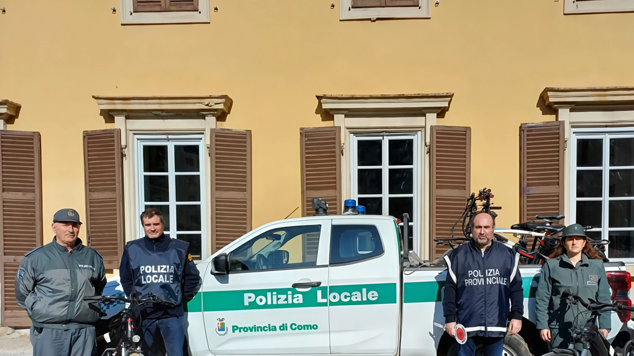 L’autocarro, con tre persone a bordo e carico di merce, era diretto a Genova, dove si sarebbe imbarcato diretto...