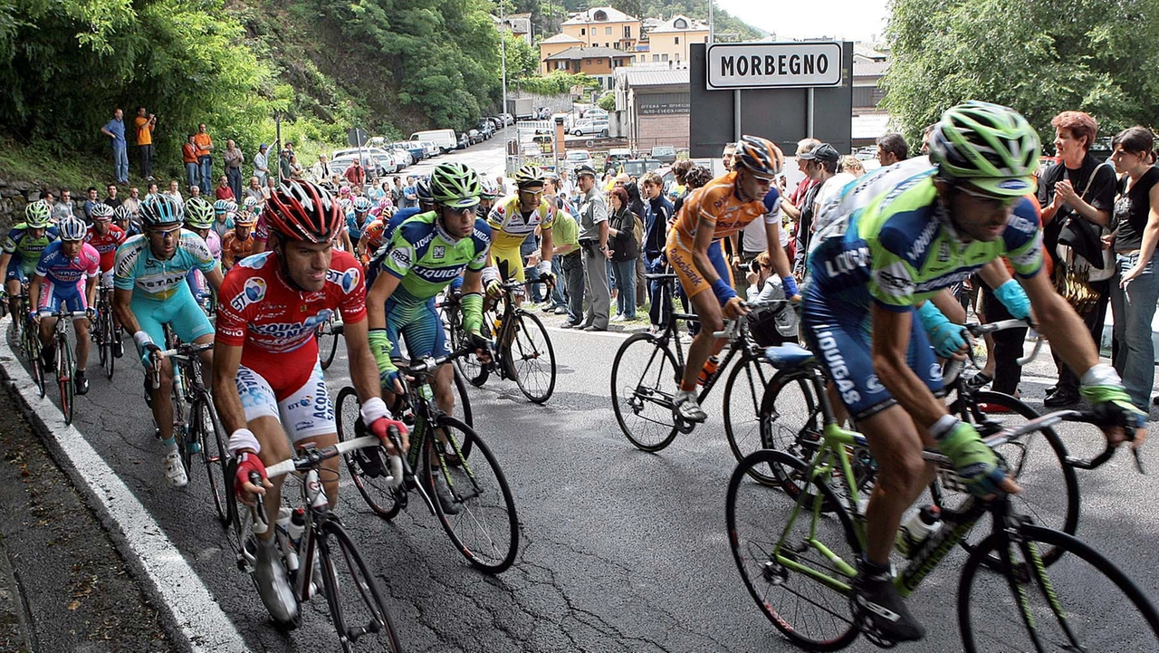 Nella foto di archivio, il via del Giro d’Italia dalla città del Bitto