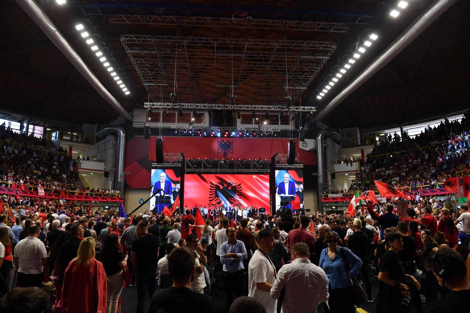 Folla alla E-Work arena per il primo ministro dell'Albania Edi Rama