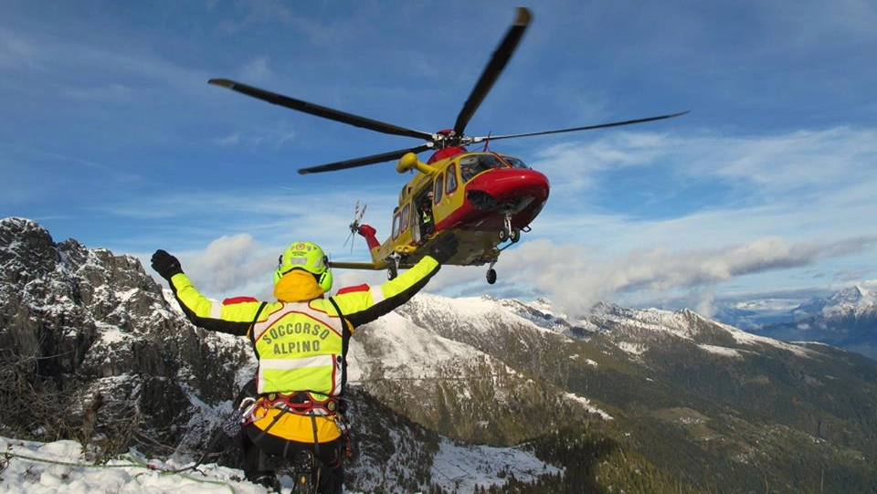 Il Soccorso alpino abruzzese sta intervenendo sul Gran Sasso per recuperare il corpo dell'escursionista di 56 anni morto dopo essere precipitato per 300 metri