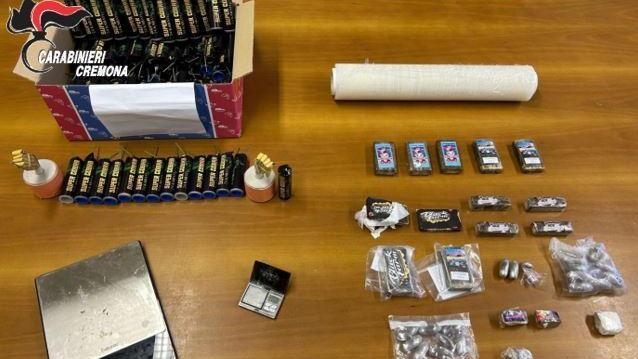 Trovato con droga e fuochi d’artificio. Arrestato un 42enne