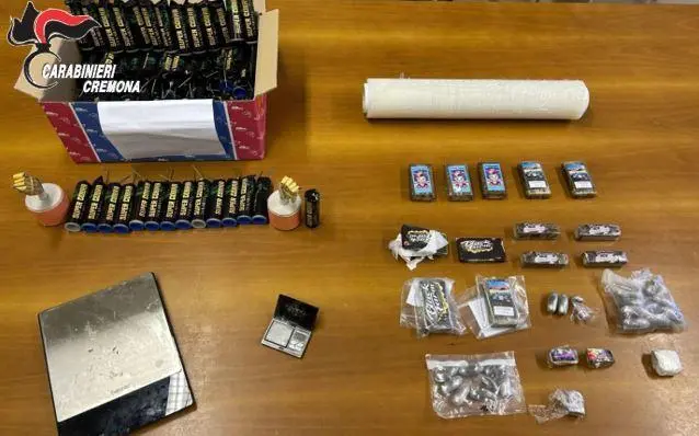 Trovato con droga e fuochi d’artificio. Arrestato un 42enne