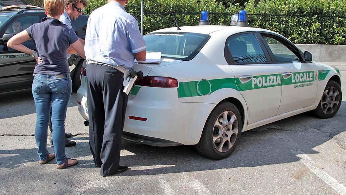 Urta con l’auto un rider in pieno centro. A Vigevano è caccia al pirata della strada