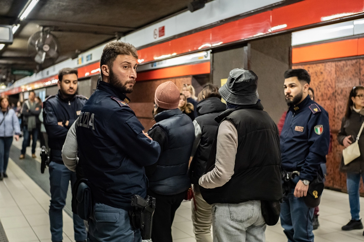 Una pattuglia della polizia in metropolitana