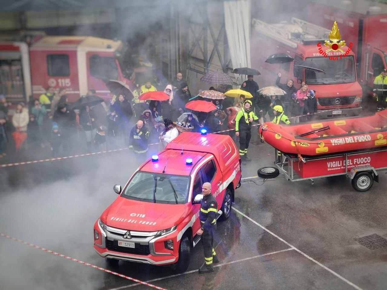 Lecco, la Befana dei vigili del fuoco arriva in gommone