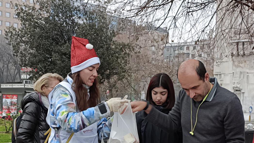 Clochard e famiglie in crisi. Pasti distribuiti in stazione