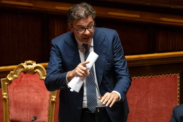 La Finanziaria in Parlamento: sulla Sanità salta il piano assunzioni, per le pensioni è subito scontro