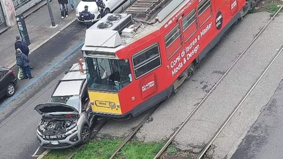 Tram contro auto, paura in via Tito Livio. Lì venne perse la vita Luca Marengoni