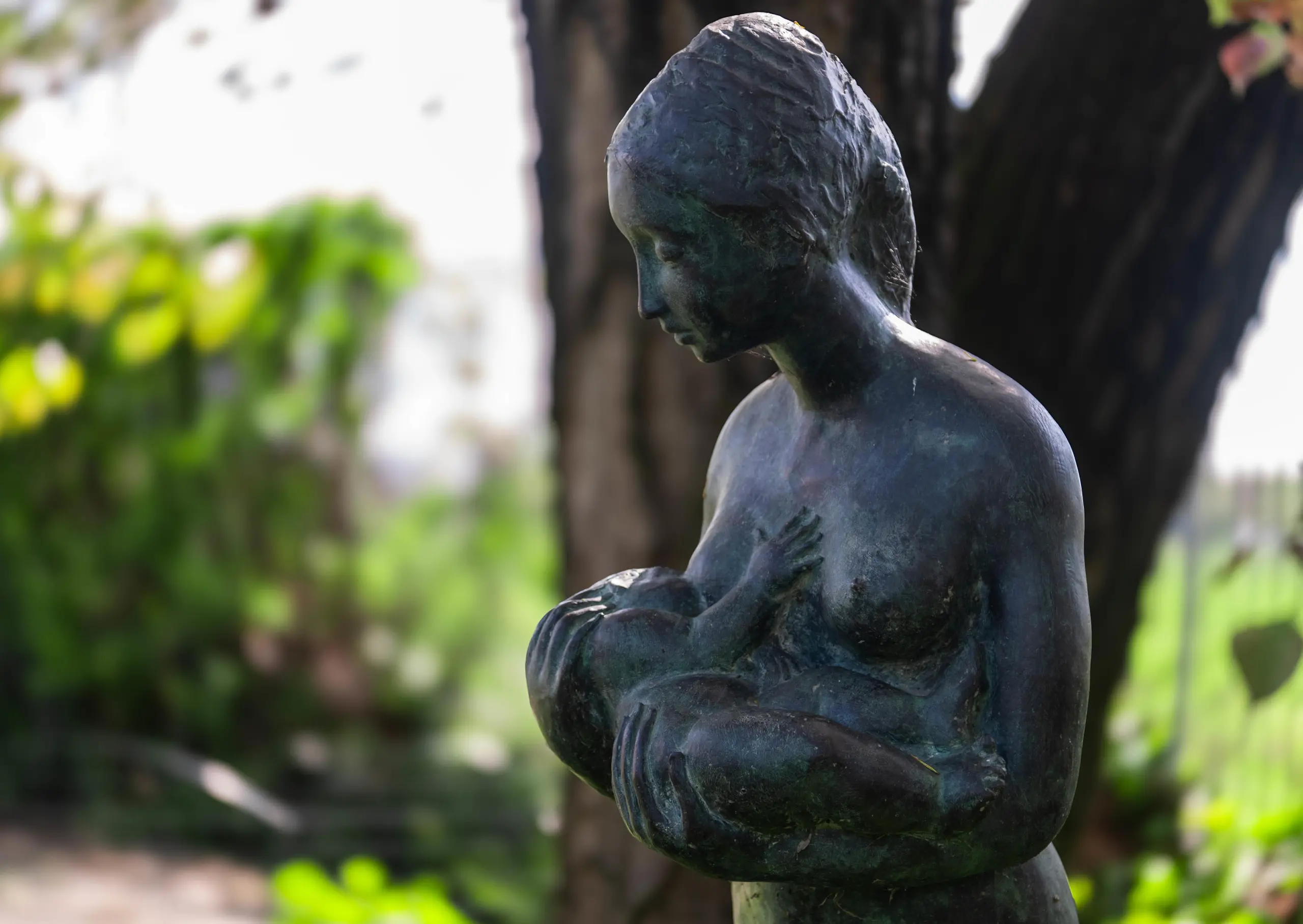 La statua della donna che allatta potrebbe trovare posto nei giardini della Mangiagalli. La proposta di Sala. La Russa: “Chiederò di esporla in Senato”