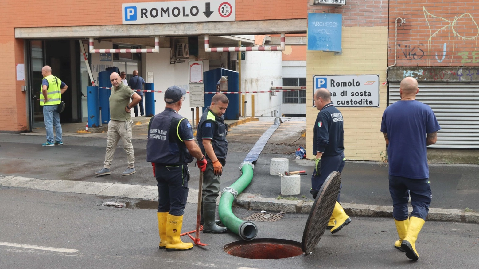 Tecnici al lavoro per liberare dall'acqua il parcheggio di Romolo