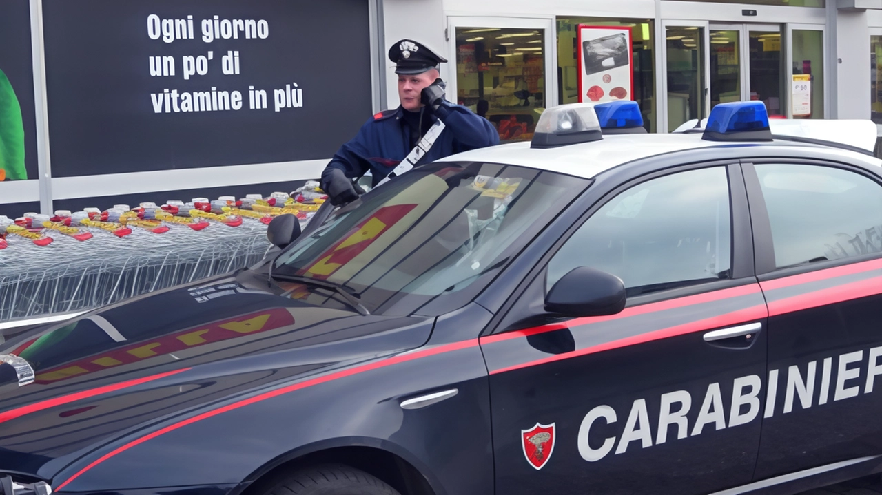 Una donna di 54 anni è stata soccorsa con ferite da arma bianca, ma le circostanze rimangono oscure. Ricoverata all'ospedale, la vittima non ha chiarito cosa sia accaduto. La polizia indaga.