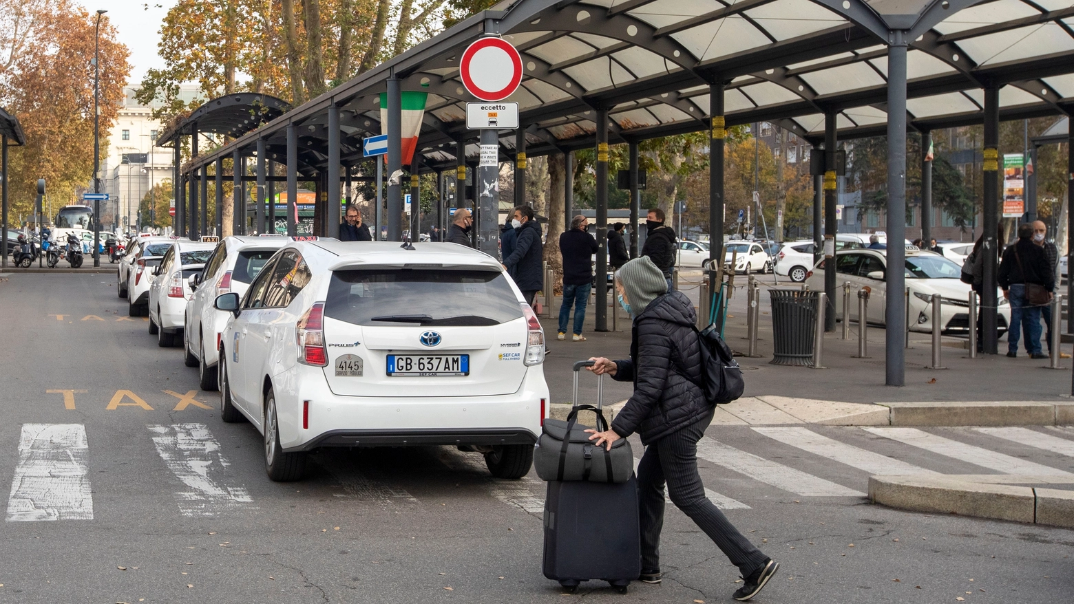 Taxi fuori dalla stazione Centrale di Milano