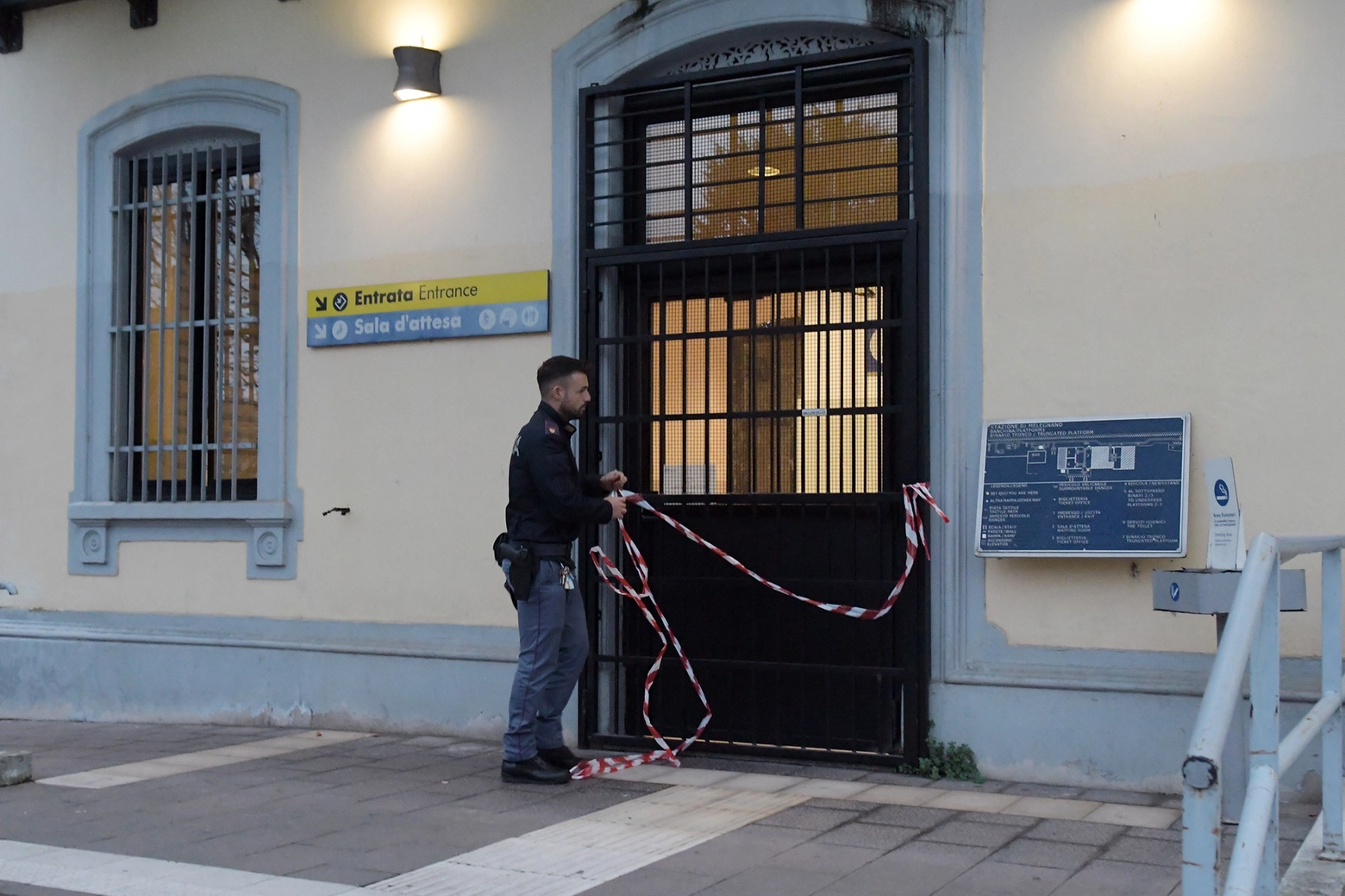 La Polizia ferroviaria è subito intervenuta chiudendo la sala d'attesa della stazione